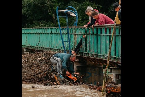 KOJE SU OVO MUKE, LJUDI MOJI! Pogledajte samo ovu fotografiju i zamislite kako je ovom narodu