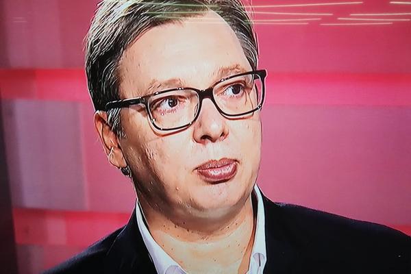 PRVI PUT JE JAVNO: Vučić pokazao opremu iz bolnice u Novom Pazaru! (FOTO)