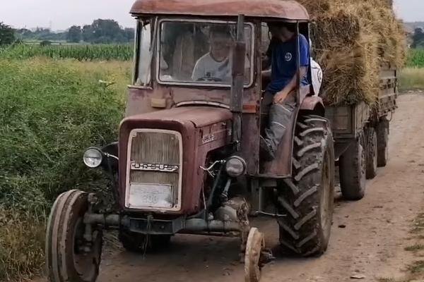 OVO IMA SAMO U SRBIJI! Nema šanse da ste znali da TRAKTOR MOŽE DA IDE NA TRI TOČKA! (VIDEO)