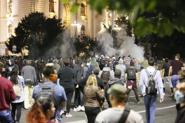 DEMONSTRANTI GAĐAJU POLICIJU, SEVAJU KAMENICE: Kamere su uhvatile novi haos usred Beograda! (VIDEO)