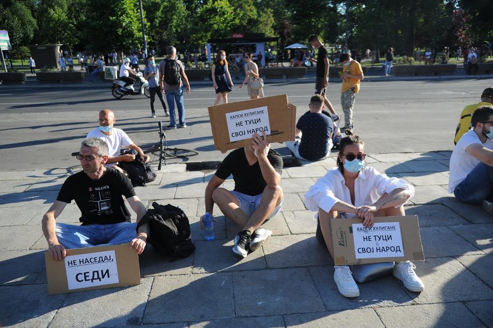 GRAĐANI U NOVOM SADU PROTEST OTPOČELI SEDEĆI: U znak solidarnosti sa uhapšenim građanima tokom protesta