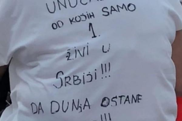 NAJTUŽNIJA SLIKA PROTESTA: Pogledajte šta je ova baka želela da poruči svim mladima u Srbiji! (FOTO)