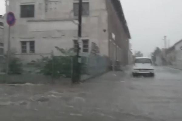 JAKA KIŠA POTOPILA ULICE POŽAREVCA! Nevreme napravilo velike bujice, grad paralisan (VIDEO)