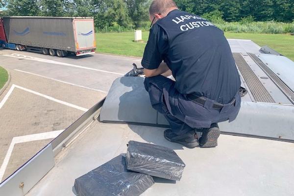 SRPSKI CARINIK POPEO SE NA KROV AUTOBUSA: Gledajte samo šta je vozač probao tamo da prošvercuje (FOTO)