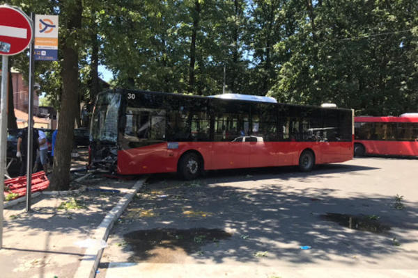 STRAVA I UŽAS NA MILJAKOVCU! Autobus priklještio ženu uz drvo, vozač ostao zaglavljen u vozilu