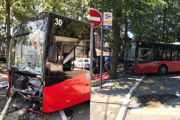 JEZIVE SLIKE S MESTA UŽASNOG UDESA NA MILJAKOVCU: Autobus priklještio ženu uz drvo, ŠOFERKA SE SKROZ RASPALA