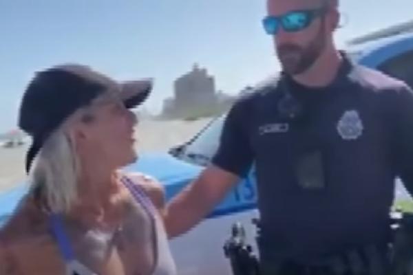 KAD SU POLICAJCI VIDELI ŠTA JE OBUKLA NA PLAŽI, ODMAH SU JE UHAPSILI! A neko je sve to lepo SNIMIO (VIDEO)