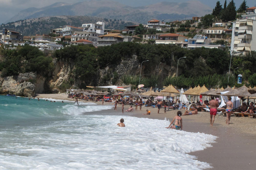 CRNOGORSKI UGOSTITELJI SVE OČAJNIJI: Snizili smo cene maksimalno, ali nemamo ni za zakup plaže! (VIDEO)