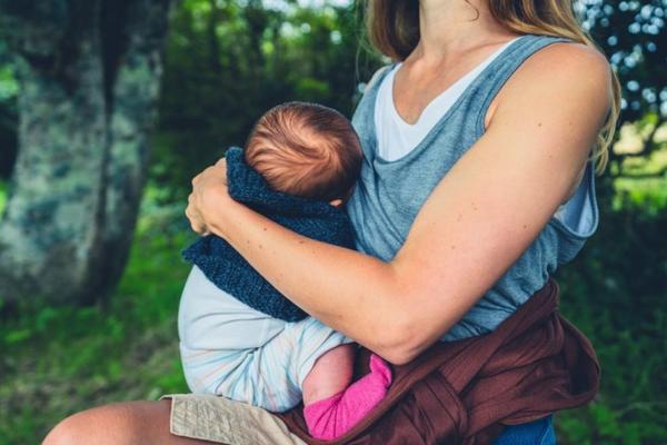 JEDNA DRŽAVA PORODILJAMA PLAĆA I DADILJU? Pravila o odsustvu majki sa posla su različita širom sveta