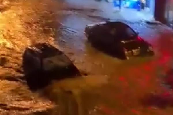 NEZAPAMĆENO NEVREME U SRPSKOM GRADU: Bujice nose automobile, voda POTOPILA DOMAĆINSTVA! (VIDEO)