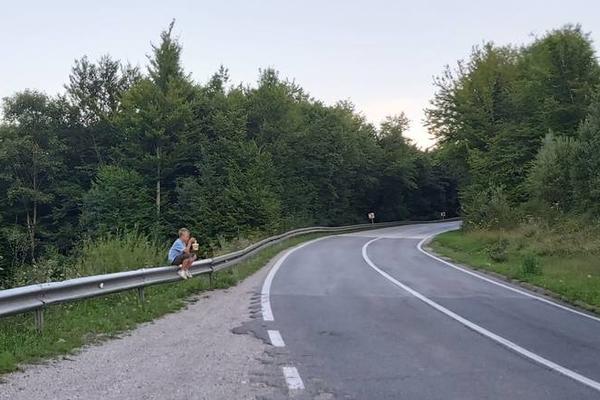 PRIČA KOJA SE KRIJE IZA OVE FOTOGRAFIJE U SELU KOD KLADNJA JE POTRESNA: Ovo je prava istina