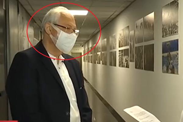 DOKTOR KON ŠOKIRAO SRBIJU! Pojavio se u DNEVNIKU, svi gledaju u njegovu masku i pitaju se ŠTA JE OVO (FOTO)