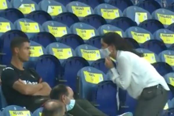 RONALDO JE MISLIO DA ZA NJEGA NE VAŽE PRAVILA: Prišla mu ova lepotica i odmah je morao da se povinuje! (VIDEO)