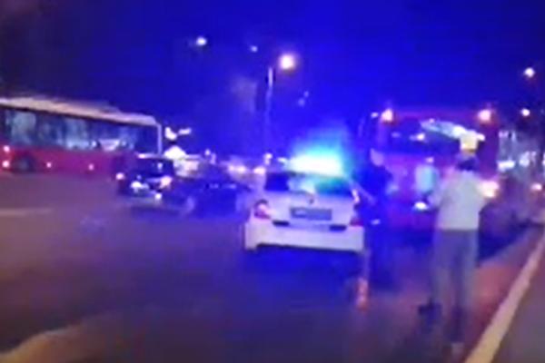 UŽASAN UDES U ŽARKOVU: Motociklistu udario AUTOBUS, umalo da posle toga IZBIJE TUČA (VIDEO)