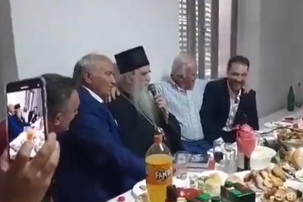 KAD SE VOJSKA NA KOSOVO VRATI! Mitropolita Amfilohija pogodila PESMA, pogledajte kako je dohvatio MIKROFON! (VIDEO)