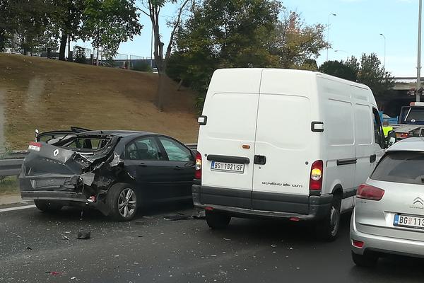 LANČANI SUDAR KOD DOBANOVACA! Leteli automobili na sve strane