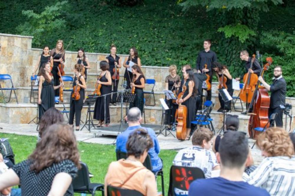 Ponoćni koncert orkestra Muzikon 25. septembra na terasi Kvake 22