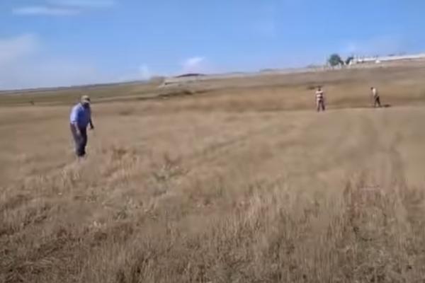 JERMENI OBORILI TURSKI DRON! Ovo je snimak, SELJACI SKUPLJAJU OSTATKE! (VIDEO)