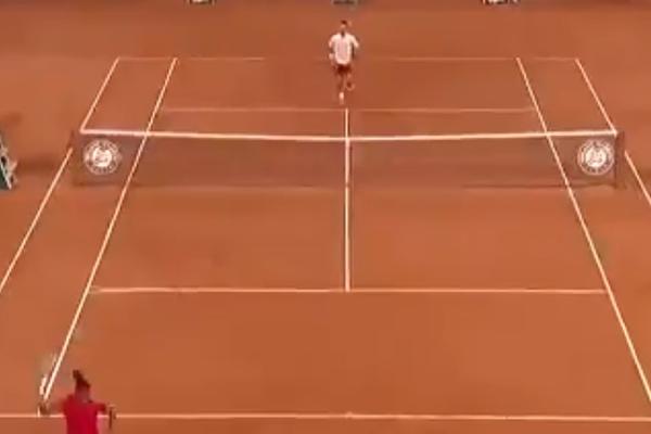 ĐOKOVIĆ POPIO POEN VEKA! Eksplozija na Rolan Garosu, Novakov rival razneo tenis u paramparčad! (VIDEO)