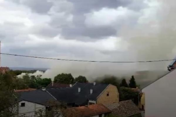 NAD SREMSKOM MITROVICOM NADVIO SE CRNI DIM: Požar bukti, gore kuća i dvorište (VIDEO)