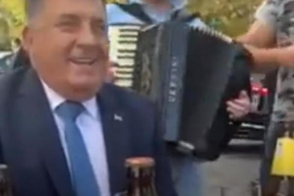 DODIK SE OPUSTIO SA LOKALNIM SRBIMA UZ PIVO PA KITIO HARMONIKU: Evo koje pesme su ga NAJVIŠE POGODILE (VIDEO)