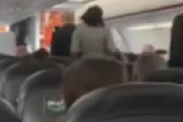 ŽENA KAŠLJALA PO PUTNICIMA U AVIONU, ONDA POČELA DA VIČE NA NJIH: Isplivao snimak najgoreg leta ikada! (VIDEO)