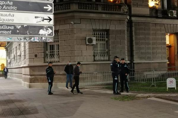 ŠOK ISPRED PREDSEDNIŠTVA! Policija spustila devojku, ovo su prvi snimci sa lica mesta (VIDEO)