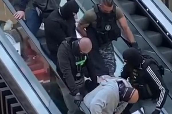 SPECIJALCI IZVODE ČOVEKA IZ POZNATOG ŠOPING CENTRA USRED DANA: Ljudi u NEVERICI (VIDEO)