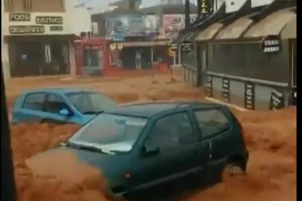 LJUDI SA KROVOVA VIČU UPOMOĆ! Drama u popularnom gečkom letovalištu, bujice na ulicama, voda nosi automobile!