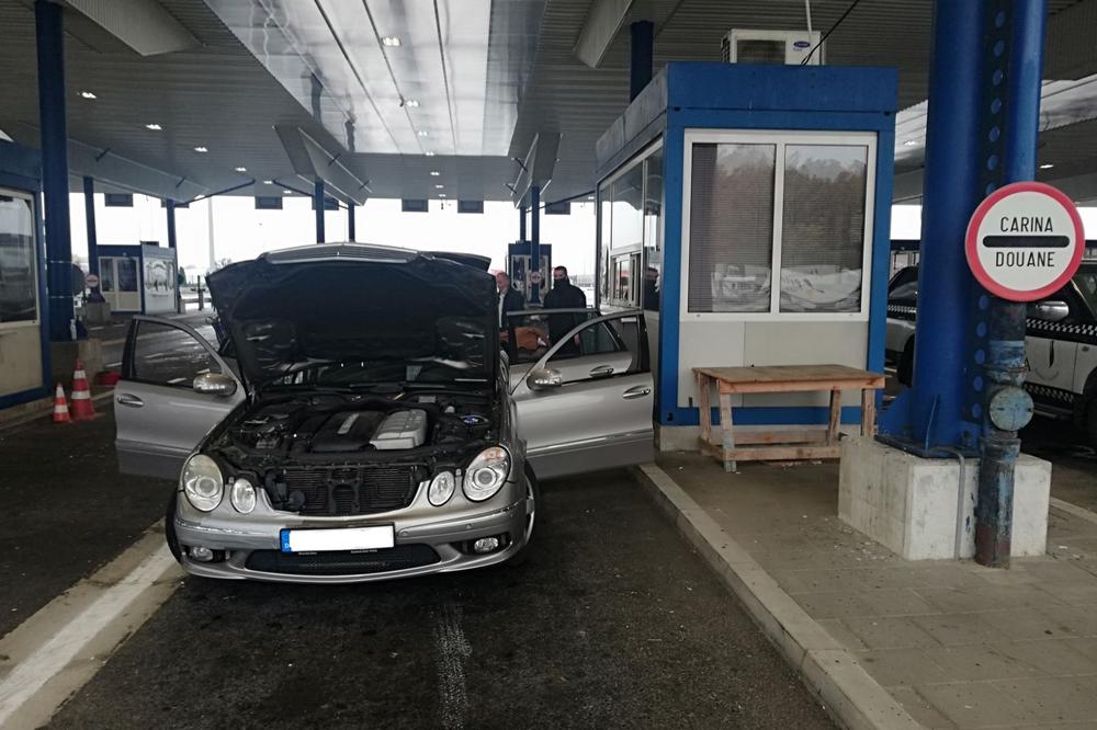 NA BATROVCIMA KAO U RUDNIKU ZLATA: Carinici zaustavili mercedes, proverili naslon za ruke, a onda ŠOK (FOTO)