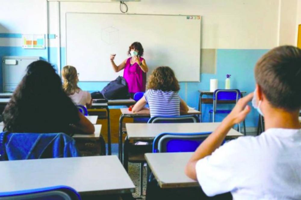 NASTAVNICA MARINA KAŽNJENA SA 35.000 DINARA: Nije sprečila BLIZAK KONTAKT učenika na odmoru, direktorka reagovala