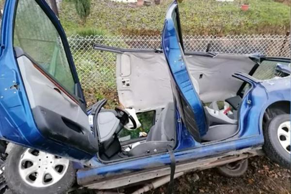 VATROGASCI SEKLI AUTO DA IZVADE POVREĐENE! Od siline udara pežo se prepolovio, strašna slika stiže iz Uba (FOTO)