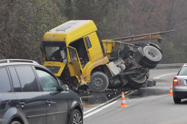 TEŠKA SAOBRAĆAJNA NESREĆA NA IZLAZU IZ ZAJEČARA: Sudarili se kamion i auto, ima POGINULIH!