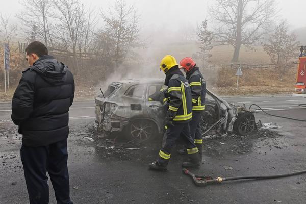 STRAŠNA SCENA U MESTU BELA ZEMLJA KOD UŽICA! Automobil planuo u sekundi, JEZIVI prizori na magistrali (VIDEO)