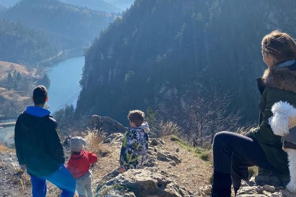 NOVAK UPOZNAJE DECU S LEPOTAMA SRBIJE: Sad su zajedno stali ispred NJE da im objasni šta je to! (FOTO)