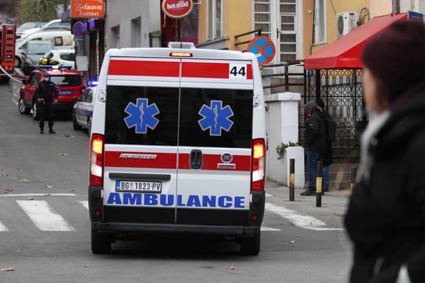 STRAŠNA NESREĆA U CENTRU BEOGRADA: Devojka (18) pala sa zgrade, odmah je prevezena U URGENTNI