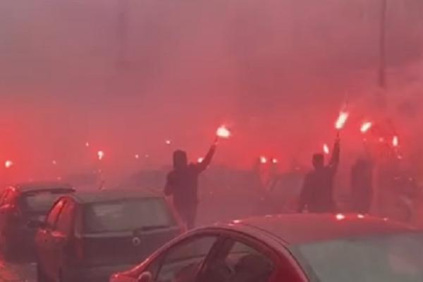 NAJTUŽNIJA SCENA IKADA! DORĆOL SE OPRAŠTA OD DŽEJA: Gore baklje u čast preminulog pevača (VIDEO)