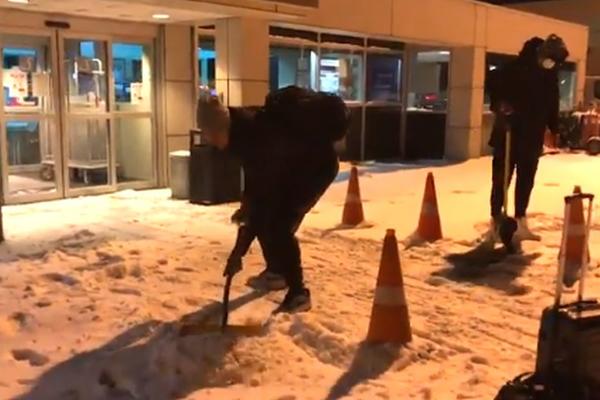 U JOKIĆEVOJ BLIZINI NIKAD NISTE SIGURNI: Nikola "ohladio" saigrače na aerodromu, nije im bilo svejedno! (VIDEO)