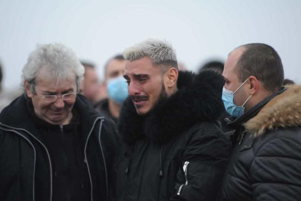 PORODICU DARKA LAZIĆA PRATI PROKLETSTVO IMANJA I KUĆE: Stalno im se dešavaju neke loše stvari, SPAVAJU NA LEŠEVIMA!