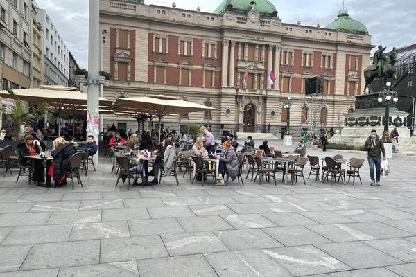 SRBI JEDVA DOČEKALI DA SEDNU U BAŠTU USRED DECEMBRA: Ugostitelji izneli stolove i stolice, ljudi NAGRNULI (FOTO)