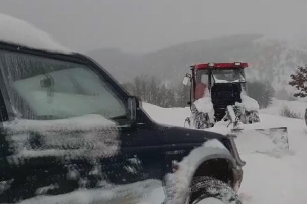 SNEG OD SKORO POLA METRA ZAVEJAO IVANJICU: Još uvek ne prestaje da pada, sve je stalo! (FOTO) (VIDEO)