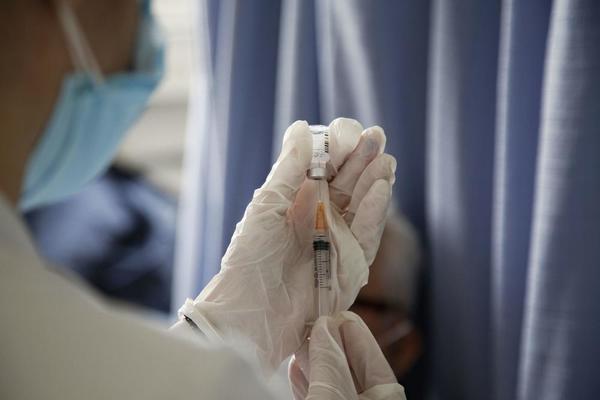 USKORO JE RED ZA DRUGU DOZU: Koliko je vakcina na RASPOLAGANJU u Srbiji i šta ako neko želi da PROMENI izbor?