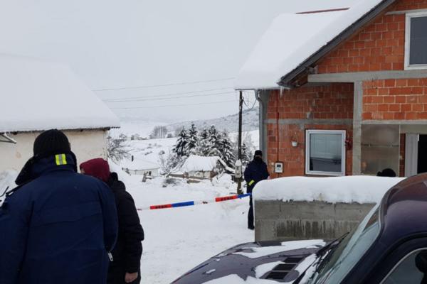 OVO SU PRVE SLIKE MASAKRA U SELU RASNO: Troje mrtvih nađeno u kući, potraga za ubicom u toku