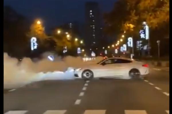 ZA SOBOM JE OSTAVIO SAMO DIM: Bahati vozač driftovao nasred ulice, DOKLE VIŠE sa nasilničkim vožnjama? (VIDEO)