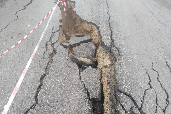 KLIZIŠTA OKO POŽEGE SE POMERAJU: Zemlja preti da se obruši na domaćinstvo