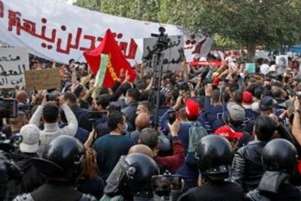 PRISTALICE LEVICE IZAŠLE NA ULICU U TUNISU SA NATPISOM: Ulice pripadaju narodu!