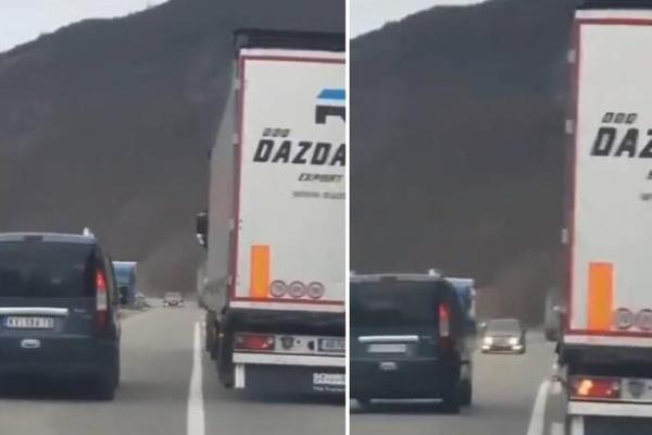 OVAKO LJUDI GINU! Bahati vozač PRETICAO KAMION KOD NOVOG PAZARA pa se zaleteo u vozilo iz suprotne trake! (VIDEO)