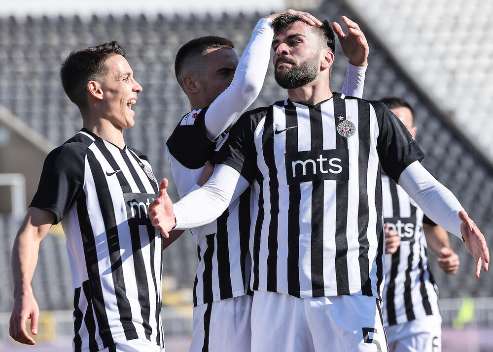 NIŠLIJE TRIJUMFALNO KROZ HUMSKU: Radnički pobedio Partizan, pobegao mu 11  bodova i nastavio da prati Crvenu