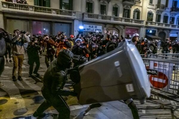 ŽESTOKI SUKOBI POLICIJE I PROTESTANATA U CENTRU BARSELONE! Traže SLOBODU za Pabla Asela (VIDEO)