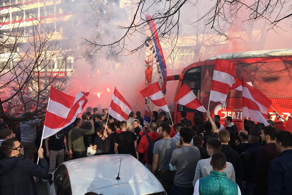 BAKLJE, TOPOVSKI UDARI I ZASTAVA KOJA JE PRIVUKLA PAŽNJU: Gori Beograd, stotine Delija dočekale ljubimce iz Milana